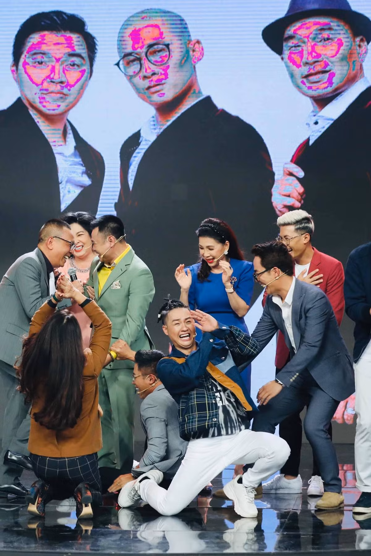 Việt Anh gây chú ý với gương mặt khác lạ bên hội bạn thân - Hình 4 Viet Anh gay chu y voi guong mat khac la ben hoi ban than-Hinh-4