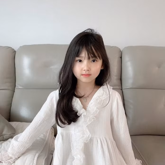 Những outfit mà cô bé Hàn Quốc khoác lên mình cũng làm bao người phải xuýt xoa vì thời thượng không kém fashionista chuyên nghiệp.