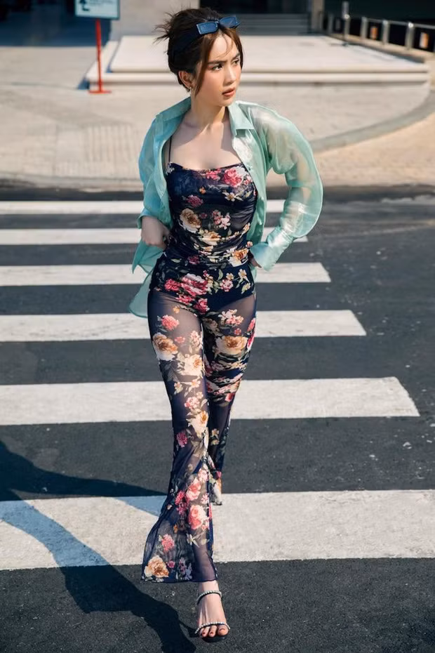 Đến khi dạo phố, Ngọc Trinh cũng không ngại diện bộ jumpsuit mỏng tang phô diễn nội y bên dưới.