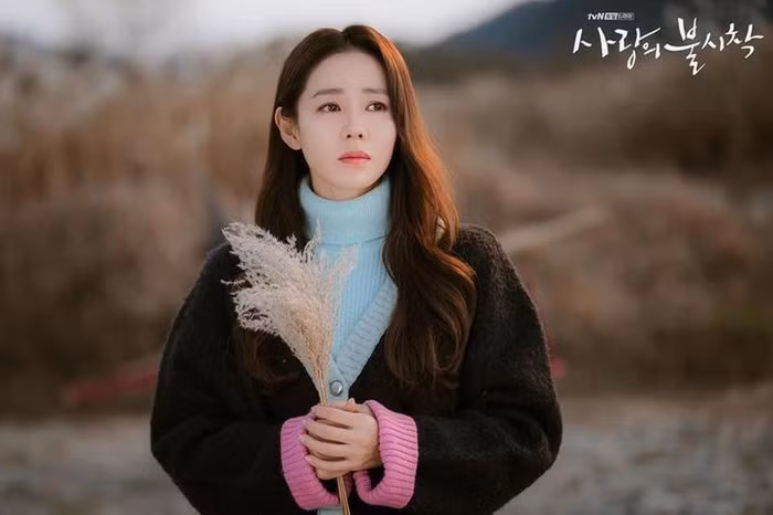 Để giữ được thần thái luôn rạng ngời cũng như sắc vóc đầy quyến rũ, Son Ye Jin thường tìm đến massage sau một ngày làm việc mệt nhoài. Massage khuôn mặt và body không chỉ giúp cô sở hữu làn da mềm mịn, thần sắc rạng ngời hơn mà còn khỏe mạnh hơn từ trong ra ngoài. Ảnh: Internet. 