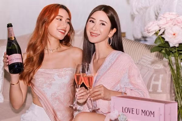 Với những bộ trang phục trẻ trung và vẻ ngoài "hack tuổi" của Jamie Chua, hai mẹ con thường bị nhầm lẫn là chị em khi đứng chung một khung hình dù cách nhau hơn 20 tuổi.