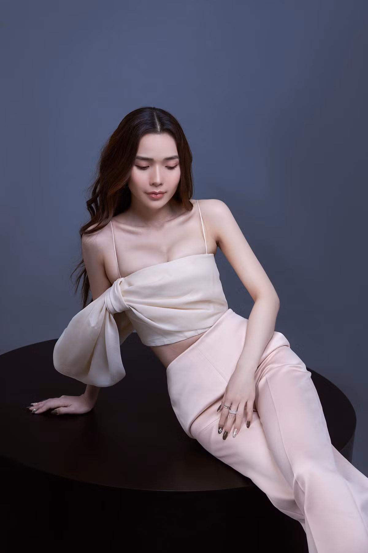 Những kiểu áo hai dây trễ nải, hở eo là items thường thấy trong tủ đồ của Kim Cương.