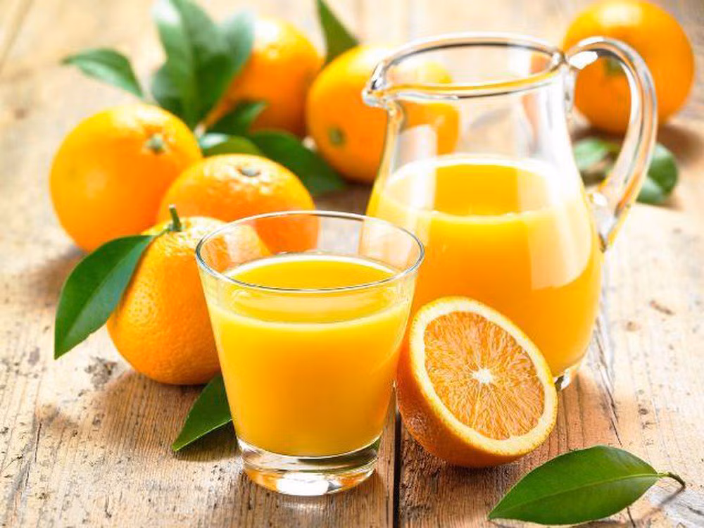 Nước cam tươi còn là nguồn cung cấp phong phú thiamin và folat. Thiamin hay vitamin B1 tham gia tiến trình giải phóng năng lượng. Folat có công dụng xây dựng chất lượng của máu huyết. Khi sức khỏe được cải thiện, chị em sẽ như được tiếp sức và sung mãn hơn.