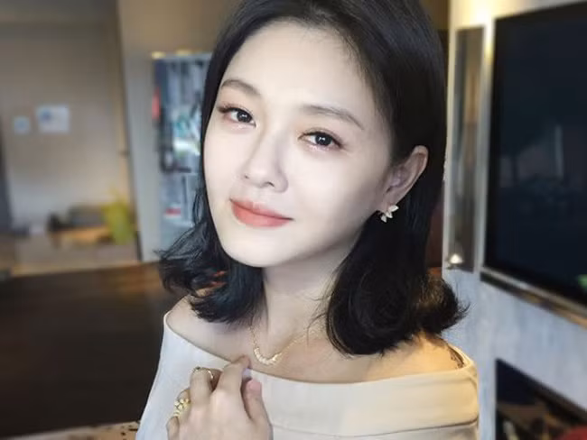 Không chỉ chăm thoa kem chống nắng và dặm lại nhiều lần trong ngày, Từ Hy Viên còn thường xuyên đội mũ, đeo kính râm, khoác áo... giúp bảo vệ làn da khỏi tác hại của tia UV, ngăn ngừa lão hóa. Ảnh: Internet.