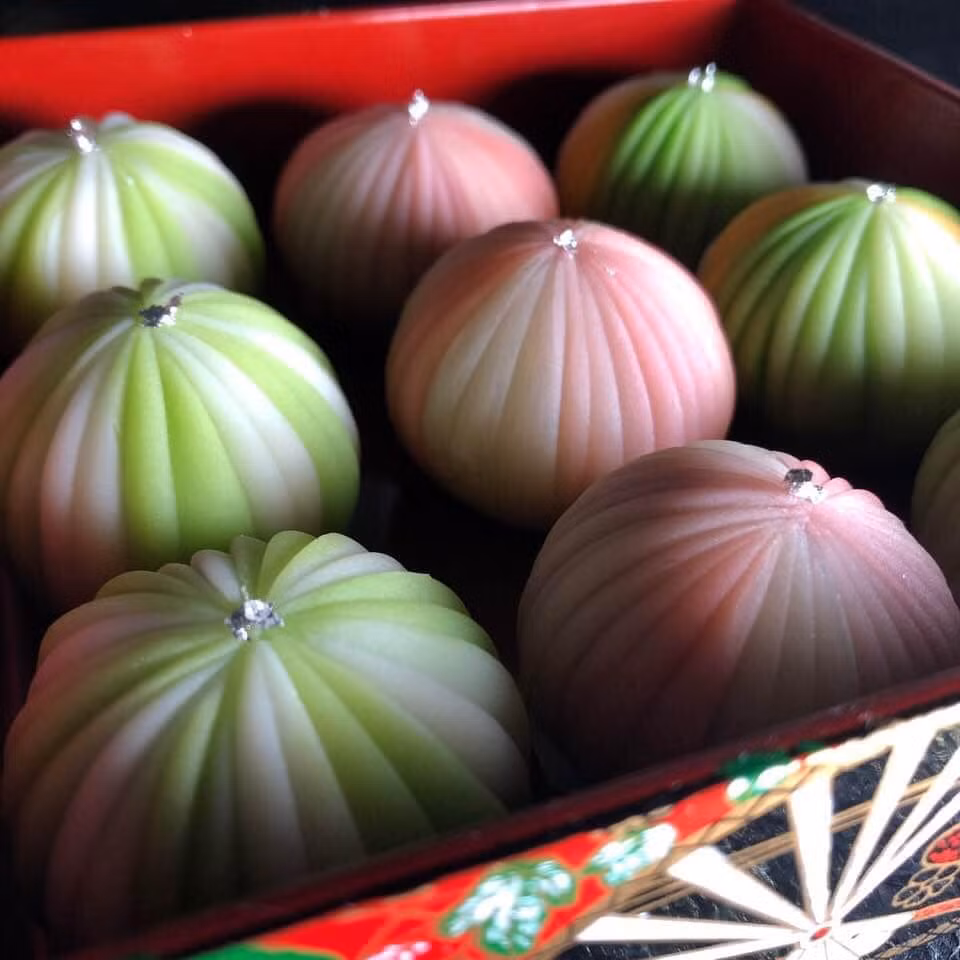 Món bánh này có tên là Temari, thuộc dòng bánh Nerikiri của Nhật Bản.