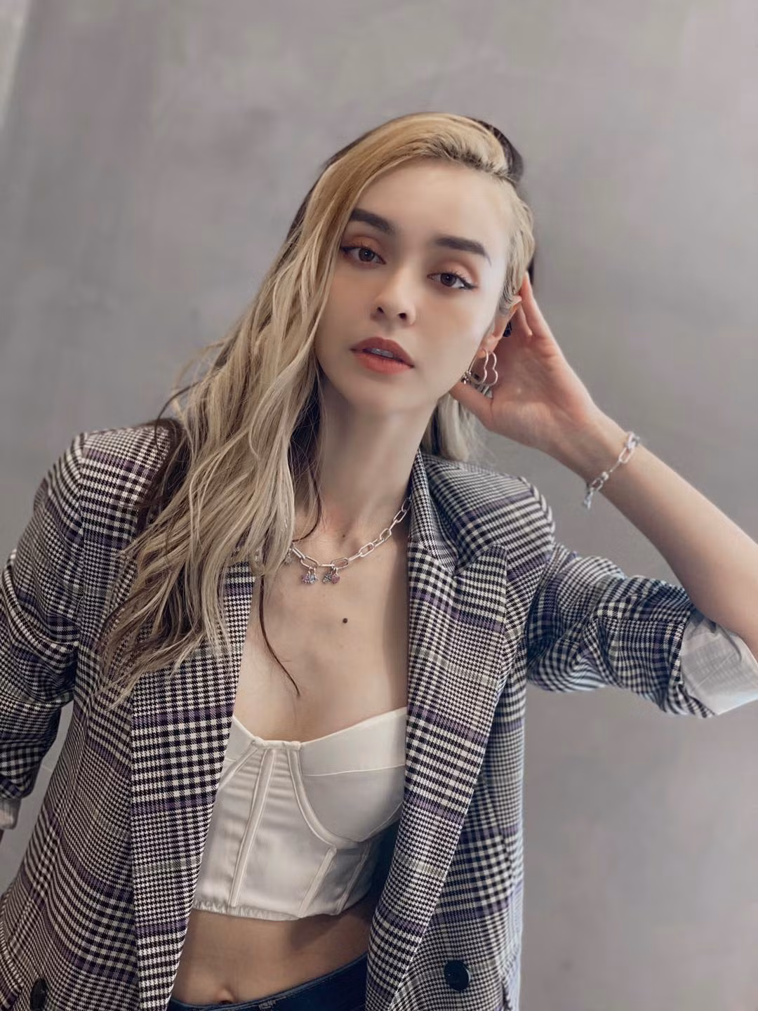 Lợi thế hình thể săn chắc giúp cô luôn ghi điểm về gu thẩm mỹ cũng như đảm bảo tính an toàn, không phô phang.