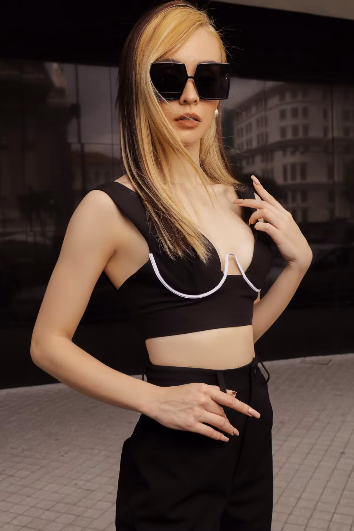 Với thời trang hàng ngày, Mlee có sự bùng nổ hơn cả về gu thời trang sexy pha nét cá tính.