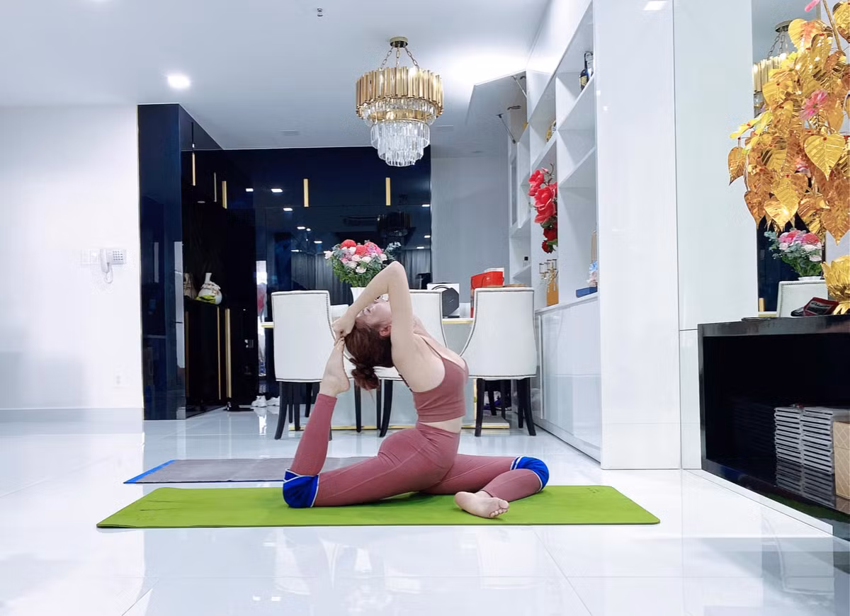Có thể thấy, Phan Thị Mơ thực hiện các động tác yoga khá thuần thục và dẻo dai.