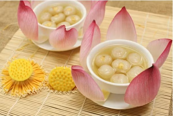 Chè long nhãn hạt sen phố Hiến: Vua chúa thời xưa thường tráng miệng bằng món chè long nhãn hạt sen phố Hiến (Hưng Yên). Nguyên liệu chính của món ăn tiến vua này là những quả nhãn lồng phố Hiến, loại nhãn có hương vị thơm quý phái, cùi dầy, ăn giòn, ngọt hơn bất cứ các loại nhãn nào khác.