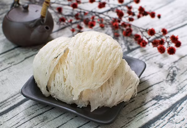 Ngày nay, món sản vật này vẫn chỉ dành cho những người có điều kiện kinh tế thưởng thức bởi giá thành của chúng rất cao, từ 50-60 triệu đồng/kg. Phần lớn yến sào khai thác được xuất khẩu để thu ngoại tệ. Ảnh: IT.