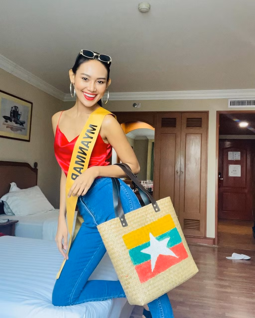 Người đẹp Myanmar phối áo hai dây với quần jeans vừa gợi cảm vừa cá tính.