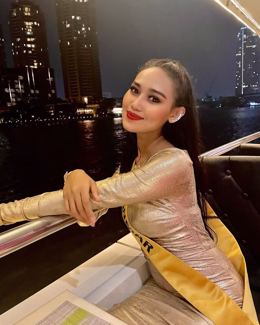 Các trang phục ôm sát tôn lên đường cong gợi cảm của Han Lay.