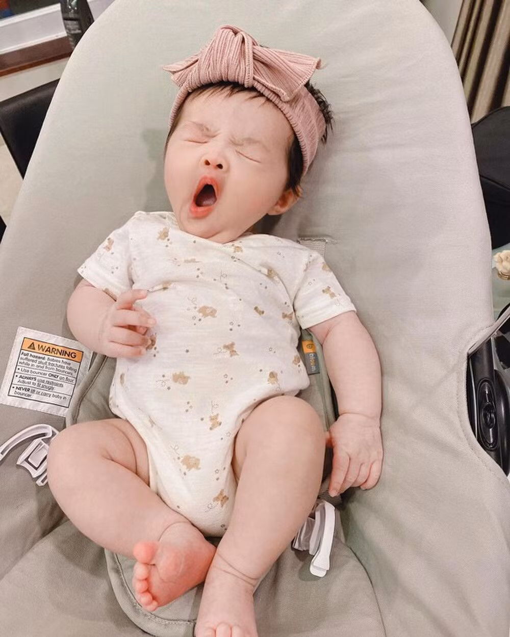 Cô bé diện bộ body liền thân họa tiết đơn giản kèm nơ xinh.