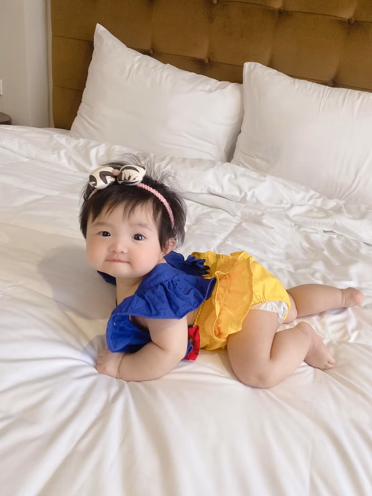 Dù chỉ mới 6 tháng tuổi nhưng cô bé đã được gia đình chuẩn bị cho cả một tủ đồ đầy màu sắc với các chất liệu nhẹ nhàng, thoải mái.