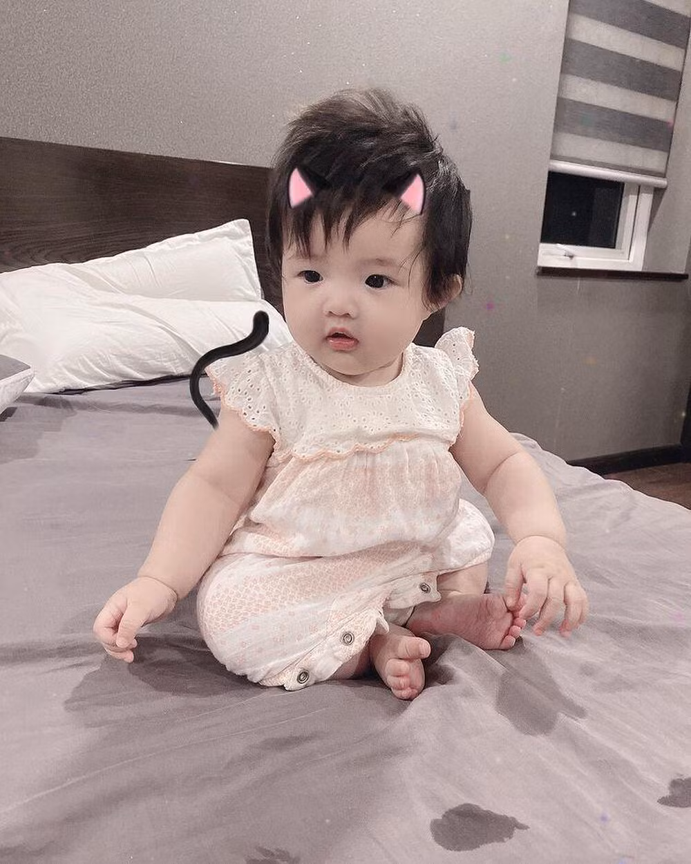 Dù bận rộn với công việc nhưng vợ chồng Ông Cao Thắng - Đông Nhi vẫn tích cực cho con gái cưng ăn mặc sành điệu chụp ảnh, tạo nên nhiều bộ ảnh dễ thương khiến khán giả thích thú.