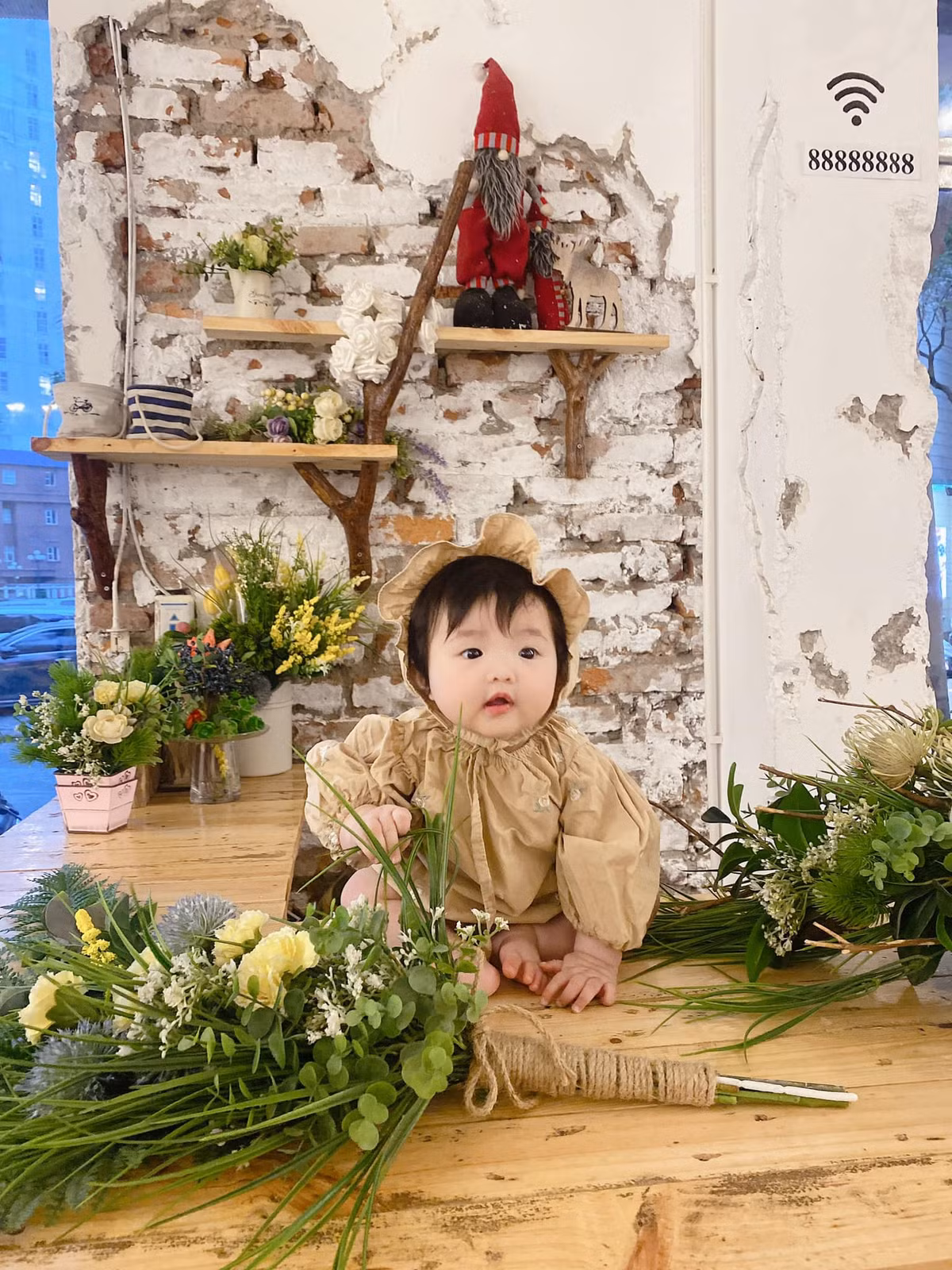 Các biểu cảm dễ thương của Winnie thường xuyên được mẹ chụp lại và chia sẻ trên trang cá nhân. Ảnh: FB.