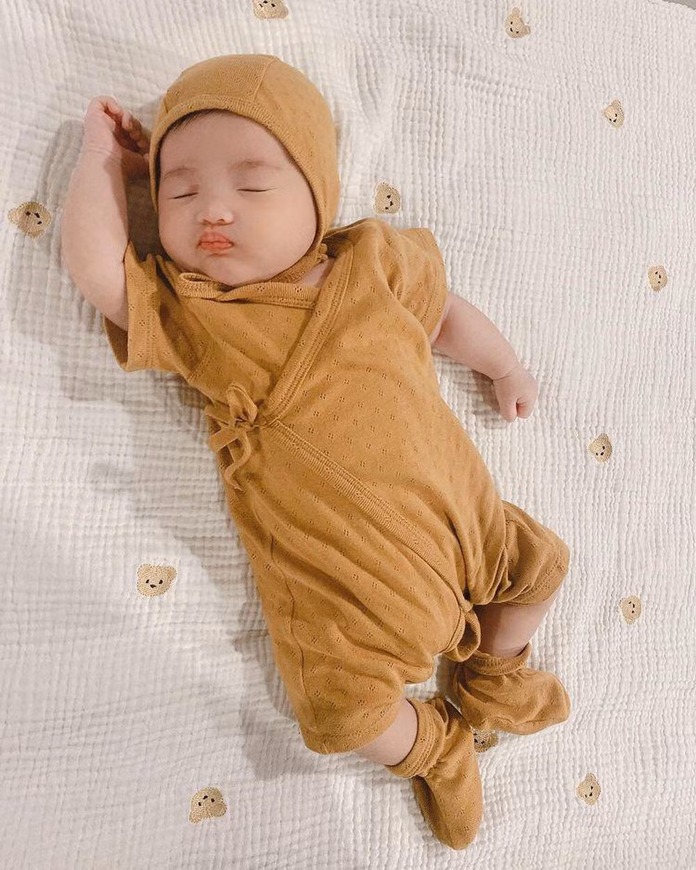 Bé Winnie diện đồ cực đáng yêu và có những biểu cảm hết sức ngộ nghĩnh.