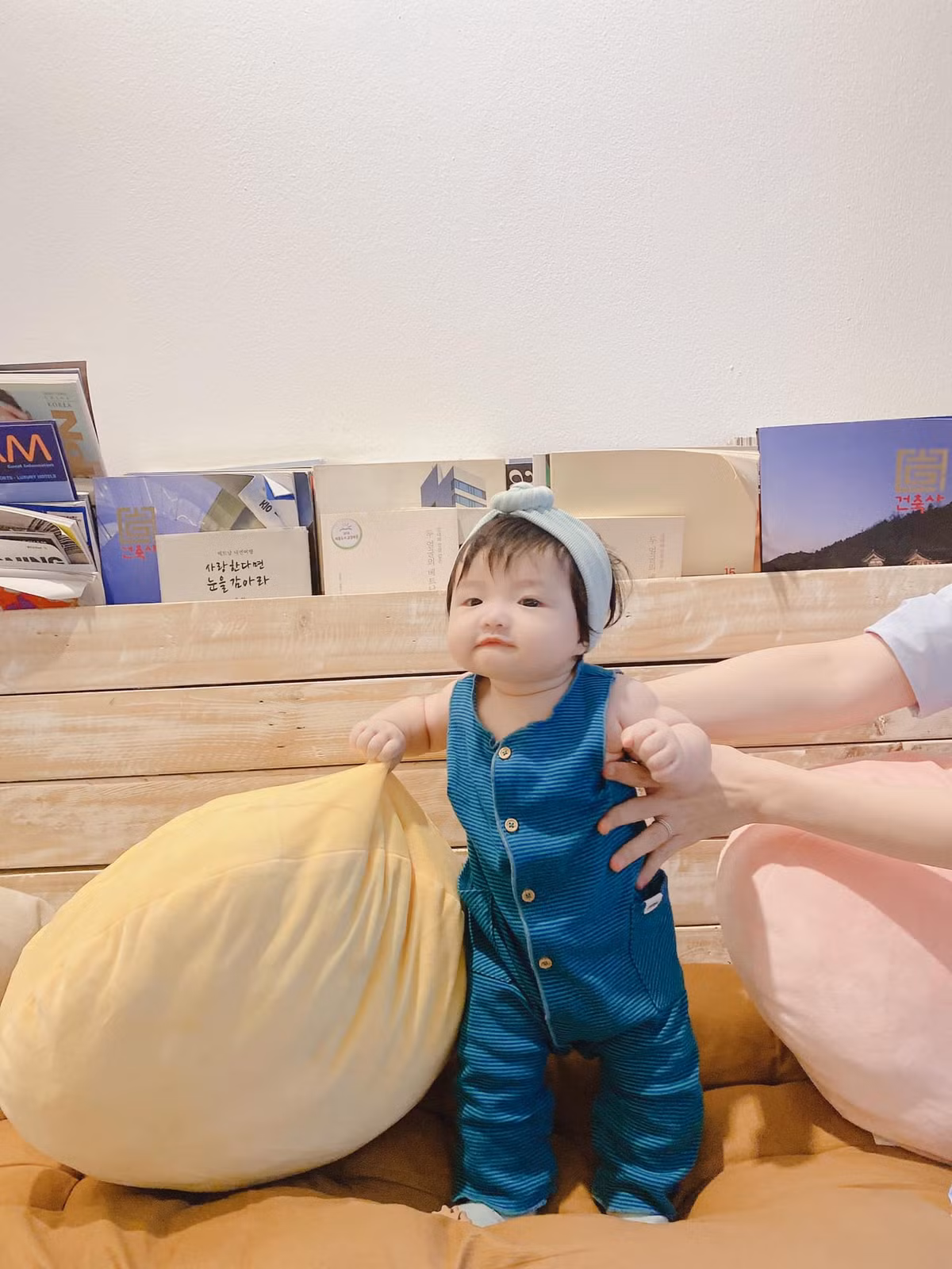 Bé Winnie được ba mẹ ưu ái cho diện những trang phục cực kỳ đáng yêu, xinh xắn tựa như một thiên thần nhí của showbiz.