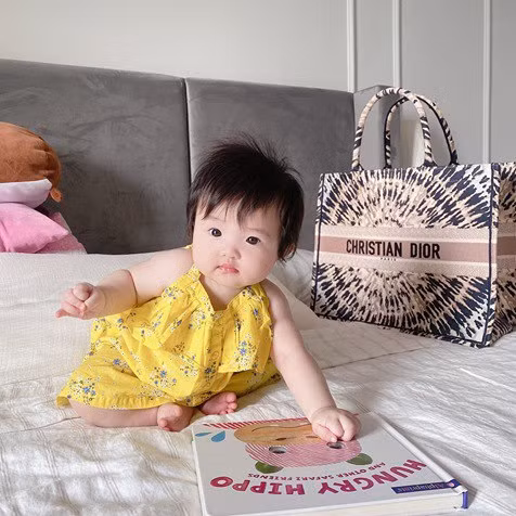 Đông Nhi ưu ái chọn cho bé Winnie những thiết kế nhẹ nhàng, phom dáng đơn giản, chất liệu thoải mái.