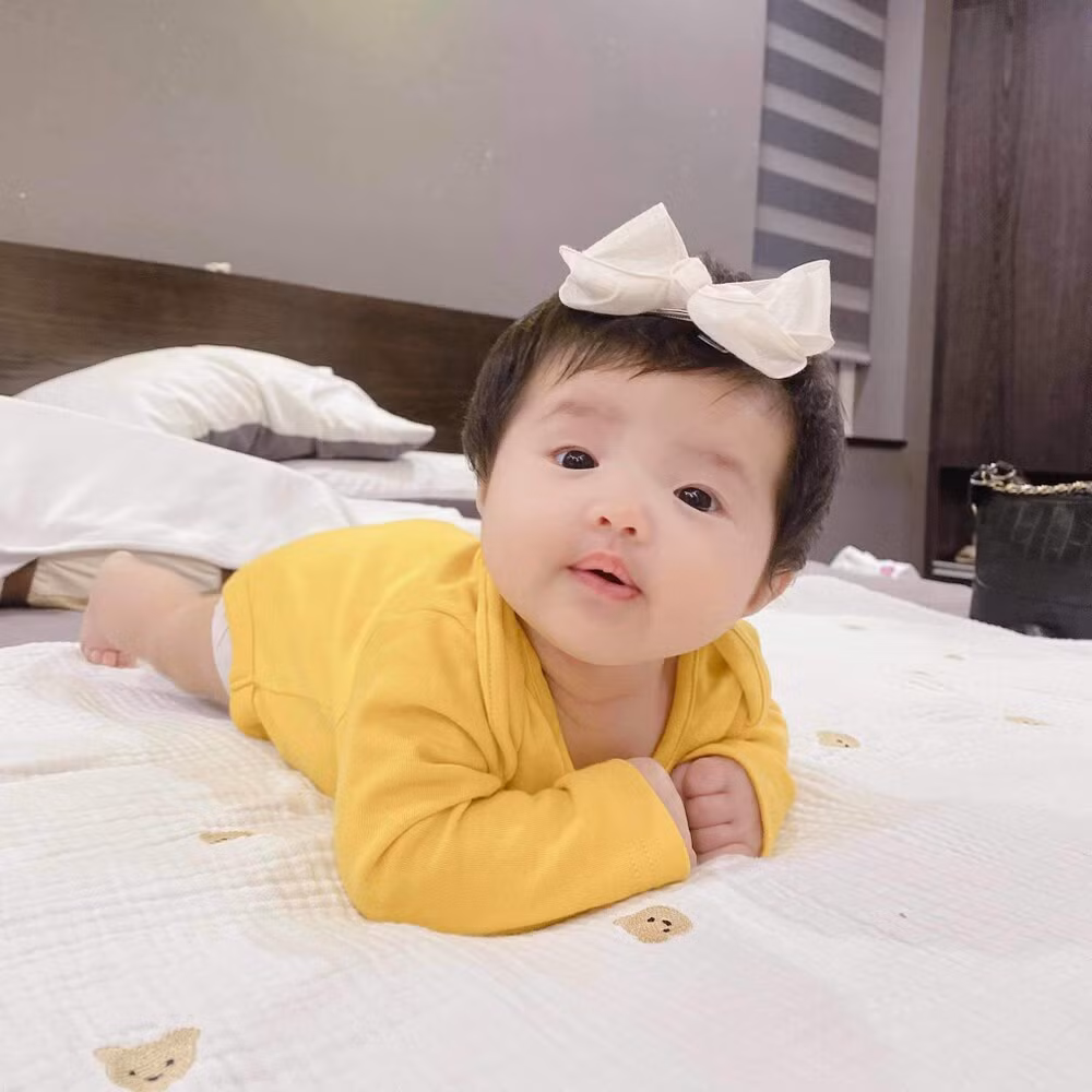 Dù mới 6 tháng tuổi nhưng tủ đồ của bé Winnie có đủ các kiểu dáng và màu sắc khác nhau.
