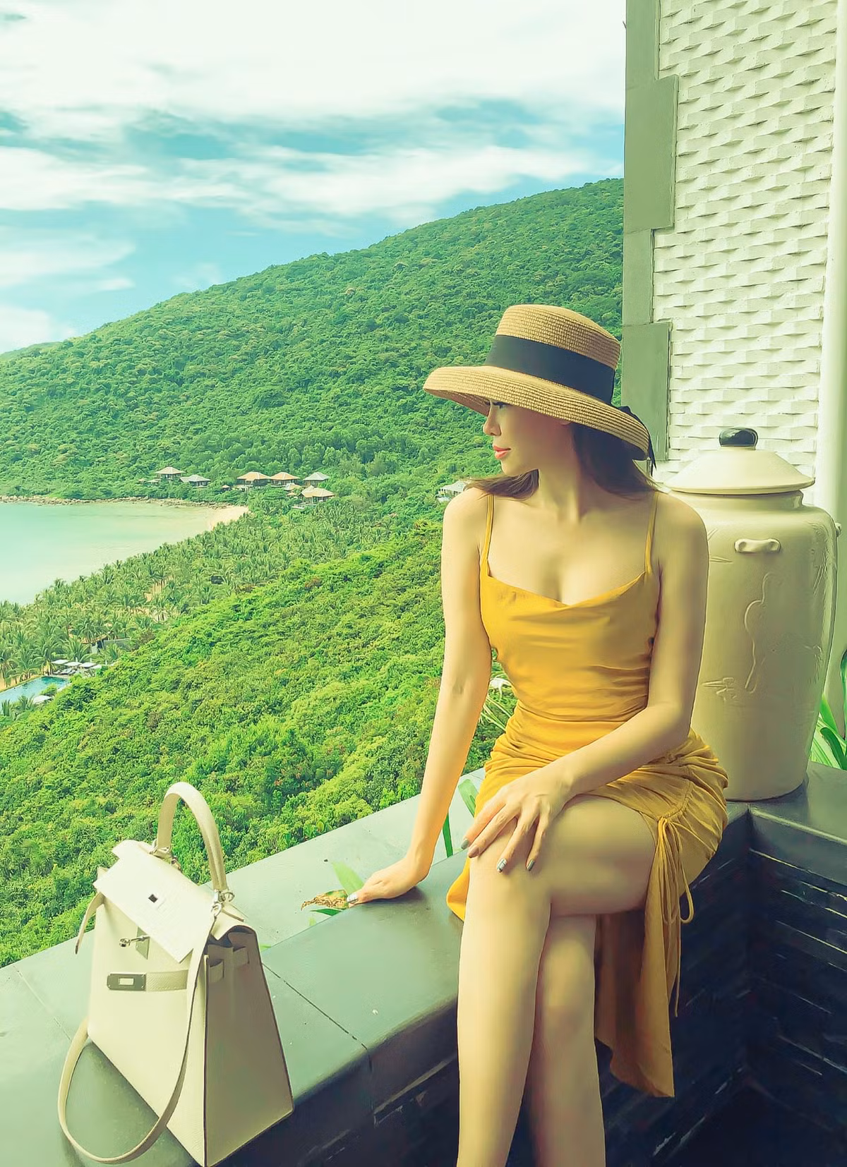 Khi đi du lịch, Đào Lan Phương chọn chiếc đầm hai dây cắt xẻ cực sexy.