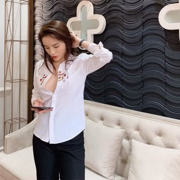 Kỳ Duyên là một trong số những người đẹp lăng xê thành công mốt buông lơi cúc áo khoe vòng 1 hững hờ.