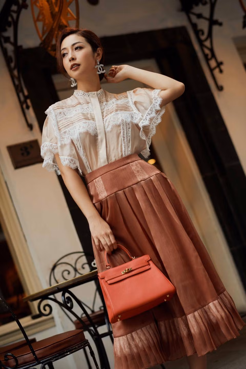 Từ túi xách, hoa tai đến thắt lưng... tất cả đều được cô tính toán sao cho hài hoà nhất.