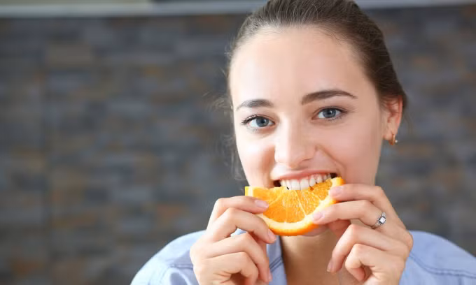 Quả cam: Cam là một trong những trái cây có hàm lượng vitamin C cao nhất. Lớp cùi trắng bên trong vỏ cam, chứa rất nhiều chất xơ, giúp giảm cholesterol. Vì vậy, tốt hơn là bạn nên ăn cả lớp cùi trắng này.