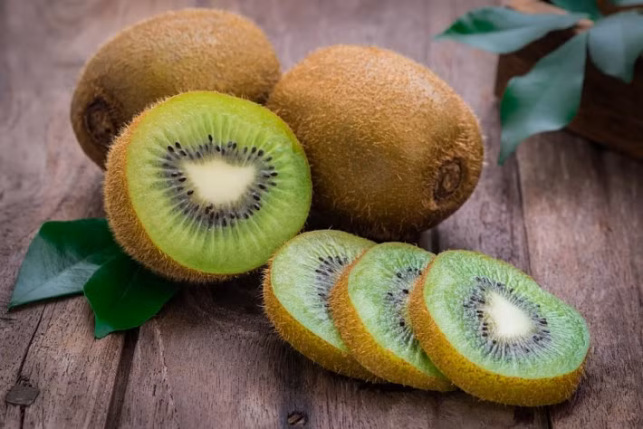 Kiwi: Đây là một trong những loại trái cây giúp giảm cân hàng đầu. Chúng chứa nhiều vitamin, khoáng chất, đặc biệt rất ít calo, giúp giảm cân hiệu quả, đồng thời cân bằng lượng nước muối trong cơ thể.
