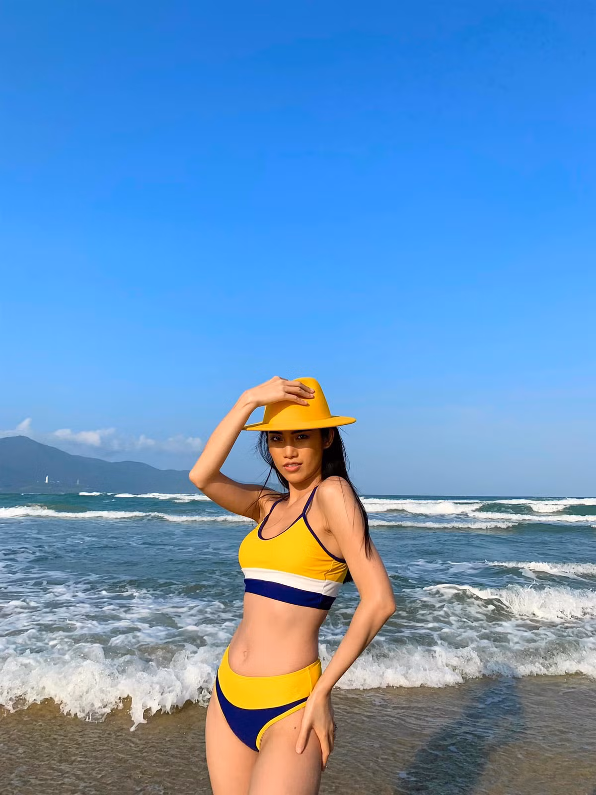 Cổ Ngân sở hữu vóc dáng gợi cảm, điều này giúp cô nàng chinh phục mọi set đồ sexy như bikini 2 mảnh.