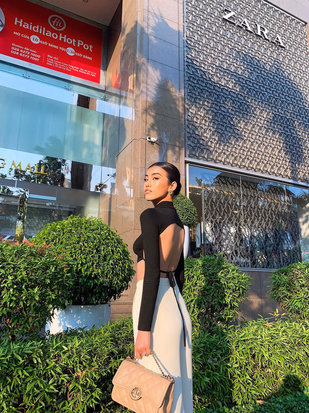 Một lần khác, cô nàng xuống phố với chiếc áo croptop hở lưng táo bạo phối cùng quần cạp cao tông màu tương phản.