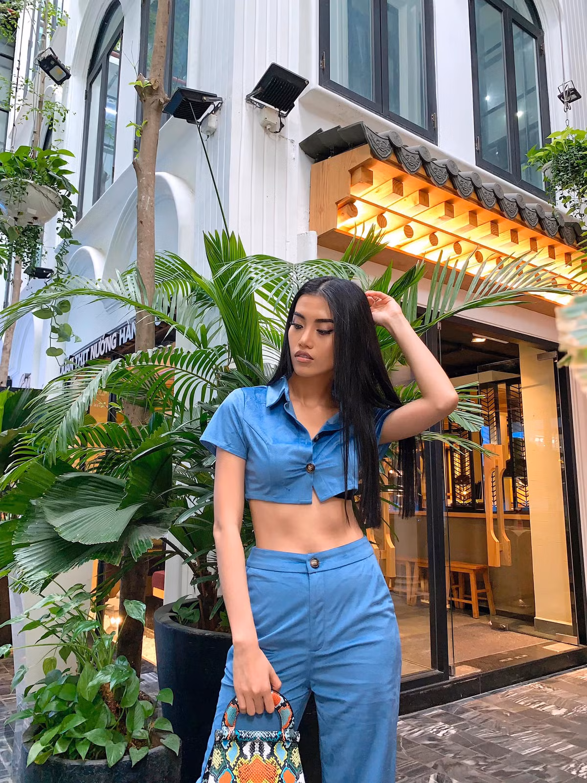 Cổ Ngân khoe eo thon săn chắc với set đồ dáng croptop màu xanh. Ảnh: FBNV.
