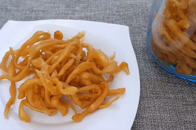 Trong những bữa cơm, thay vì phải mua rau củ để làm nguyên liệu cho các món kho, xào, hoặc nấu canh, người ta dùng xá bấu để thay thế. Nồi xương hầm của bạn sẽ trở nên ngọt ngào hơn khi được thả vào trong đó một ít xá bấu.