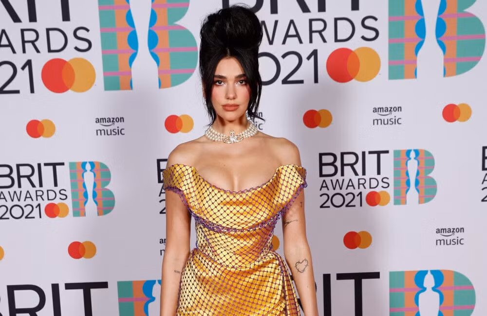 Nữ ca sĩ Dua Lipa hút mọi ánh nhìn với trang phục hở bạo, khoe vòng 1 căng đầy tại Lễ trao giải âm nhạc Anh 2021 (BRIT Awards 2021)