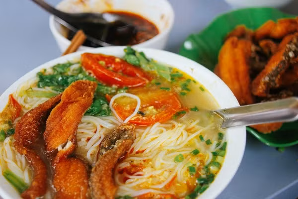Bún cá rô đồng: Món đặc sản Hà Nam này cuốn hút người ăn nhờ lớp thịt vàng ruộm xen lẫn màu xanh của rau cải, vị ngọt thơm của nước dùng… Món ăn này thơm ngon bởi nguyên liệu là cá rô đồng “chính hiệu” của vùng quê chiêm trũng chứ không phải cá rô phi, cá rô lai được bán đại trà trong các chợ.