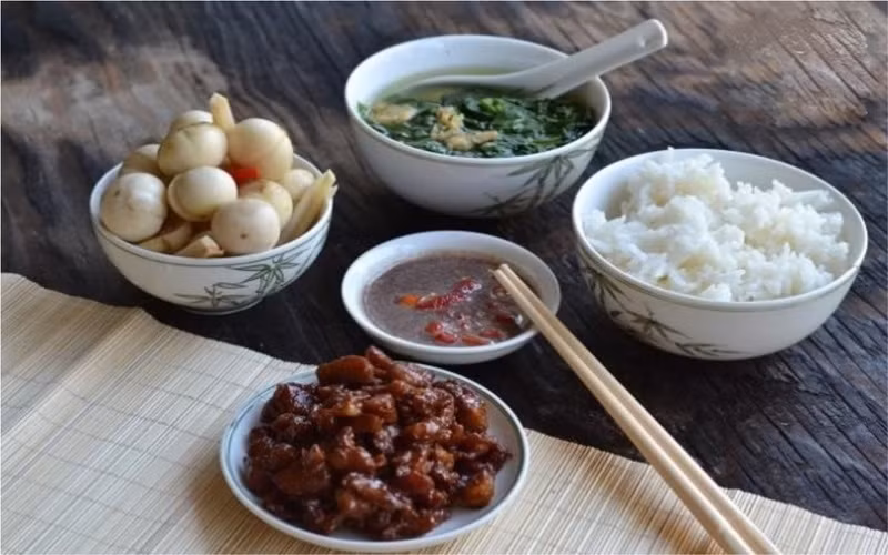 Mắm cáy Bình Lục: Từ những con cáy tươi ngon nhất được đem về tẩm ướp, chế biến theo cách riêng đã tạo nên một loại mắm cáy cực kỳ hấp dẫn. Mắm ngon sẽ có màu sắc rất bắt mắt, mắm hội đủ mùi vị, có vị mằn mặn của muối, vị béo, bùi của giềng, vị ấm nóng của gừng… Giờ đây, mắm cáy Bình Lục đã trở thành một đặc sản độc đáo.