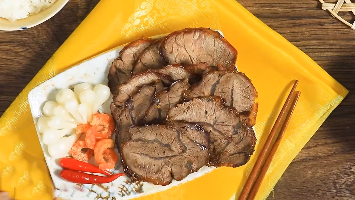 Bò kho mật mía là một trong những món ăn đặc biệt thường xuất hiện trong mâm cỗ ngày Tết của người miền Trung. Món ăn hấp dẫn bởi vị mềm ngọt của miếng thịt bò, hương thơm từ mía, mùi cay từ các gia vị gừng, sả, ớt.