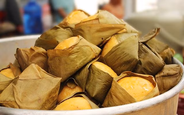 Bánh thốt nốt đem hấp trên xửng, đi ngang qua thôi cũng thấy mùi thơm nồng nàn đến khó cưỡng khiến bạn phải dừng bước để mua ngay ăn thử.