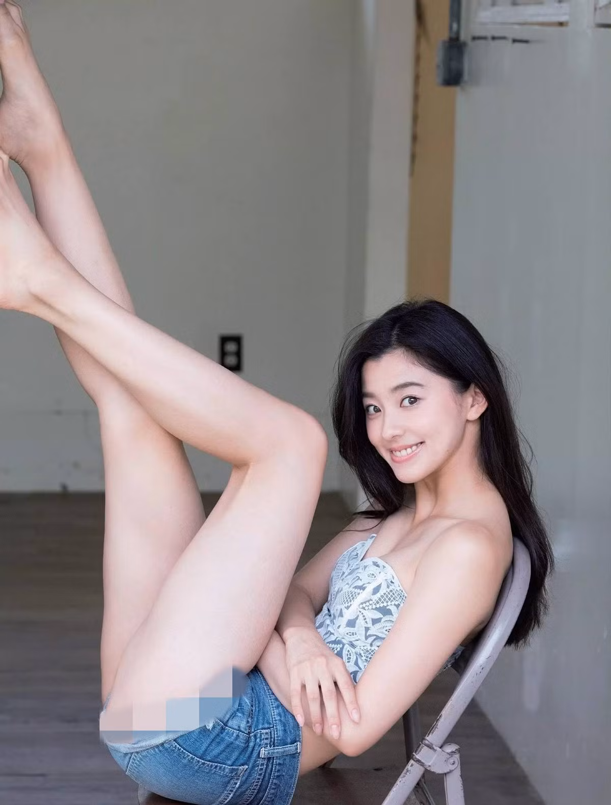 Sau đó, cô cũng nhanh chóng lấn sang con đường diễn xuất chuyên nghiệp. 6 năm hoạt động nghệ thuật, Asahin đã tạo được vị thế nhất định trong làng giải trí Nhật Bản.