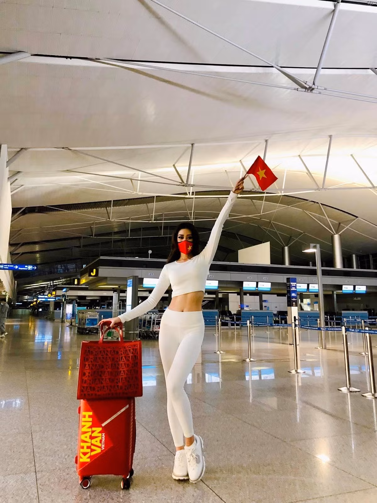 Khi xuất phát từ sân bay ở Việt Nam, người đẹp 9X khéo khoe vòng eo thon với set đồ màu trắng toàn tập. Ảnh: FBNV.