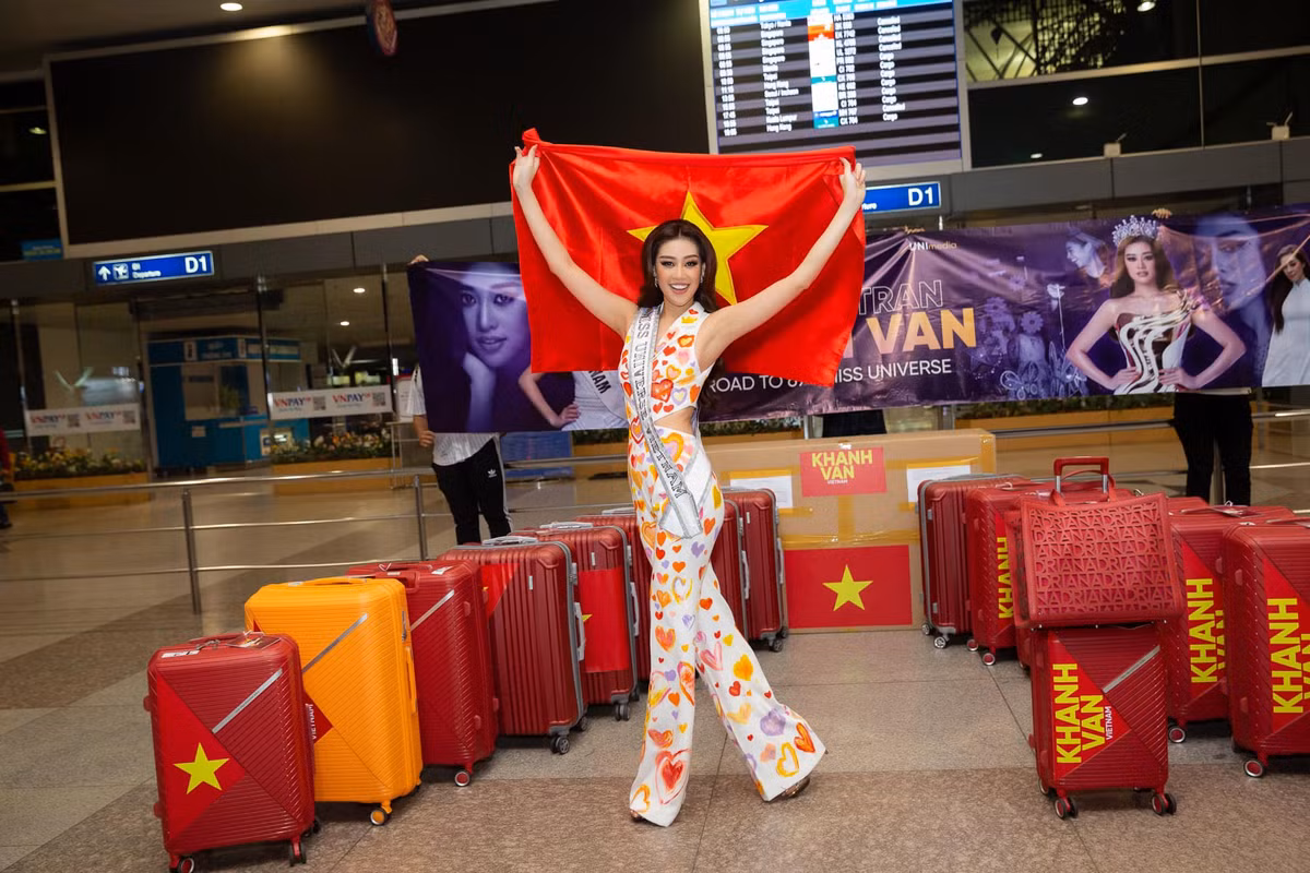 Khánh Vân và ê-kíp mất hơn một năm chuẩn bị hàng trăm trang phục, phụ kiện của các nhà thiết kế, thương hiệu Việt để cô thi Miss Universe.