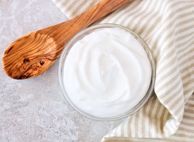 6. Sữa chua Hy Lạp: Tiến sĩ Sonali Ruder cho biết: "Sữa chua Hy Lạp chứa nhiều protein, giúp chúng ta duy trì khối lượng cơ khi chúng ta già đi và cũng cung cấp cho chúng ta năng lượng lâu dài. Đây là một nguồn protein đặc biệt tốt cho những người ăn chay. Sữa chua Hy Lạp cũng cung cấp canxi giúp duy trì sức khỏe của xương. 