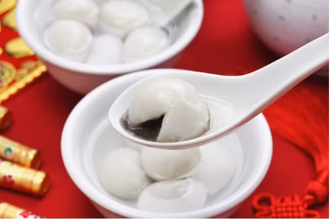 Sủi dìn là món tráng miệng đơn giản ở Trung Quốc. Món ăn này được làm từ bột gạo dẻo, thường có mặt trong các lễ hội mùa đông như Đông chí và Tết Nguyên đán. Dù có thể chiên giòn, sủi dìn phổ biến nhất là dùng nóng trong bát nước đường. Những viên bánh có nhiều loại nhân như khoai lang, đậu, vừng, thạch...