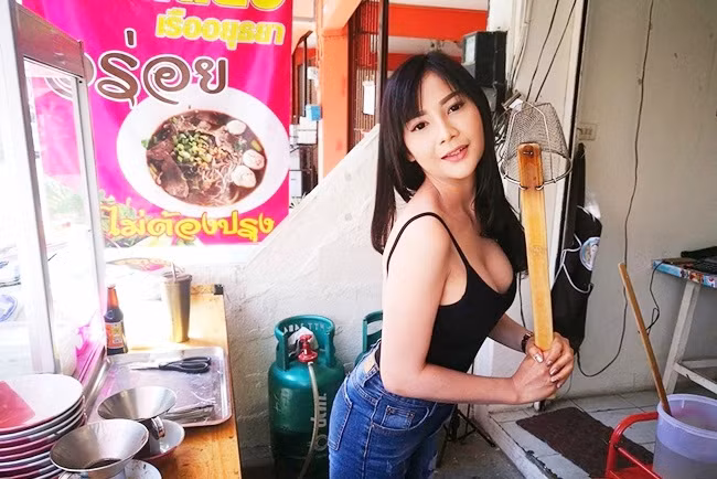 Để thu hút sự chú ý của mọi người, không ít chủ hàng ăn ở Thái Lan lực chọn cách mặc gợi cảm đứng bán hàng.
