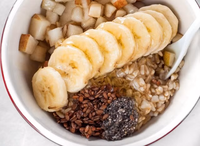 Hạt lanh và hạt chia: Các nghiên cứu trên động vật cho thấy chế độ ăn giàu hạt chia có thể làm giảm cholesterol LDL có hại và bảo vệ tim mạch và một nghiên cứu gần đây trên tạp chí Hypertension cho thấy tiêu thụ hàng ngày các sản phẩm bánh làm từ hạt lanh làm giảm huyết áp ở những bệnh nhân mắc bệnh động mạch ngoại biên. Hạt lanh được hấp thụ tốt nhất khi xay, bổ sung thêm vị thơm ngon cho yến mạch, ngũ cốc, sinh tố và bánh nướng.
