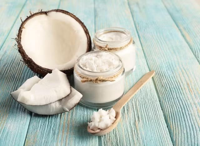 Dầu dừa: Một nghiên cứu từ Tạp chí Dinh dưỡng Lâm sàng Hoa Kỳ cho thấy những đối tượng ăn dầu dừa giảm cân tổng thể và mỡ bụng nhanh hơn so với nhóm tiêu thụ cùng một lượng dầu ô liu. Bạn có thể dùng dầu dừa nấu mọi món ăn từ trứng đến các món xào hoặc nướng.