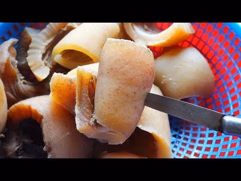 Da trâu được nướng chín lên, rồi rửa sạch, luộc lên cho da mềm rồi thái lát mỏng, thêm chút nước cốt chanh cho da mềm và thơm.