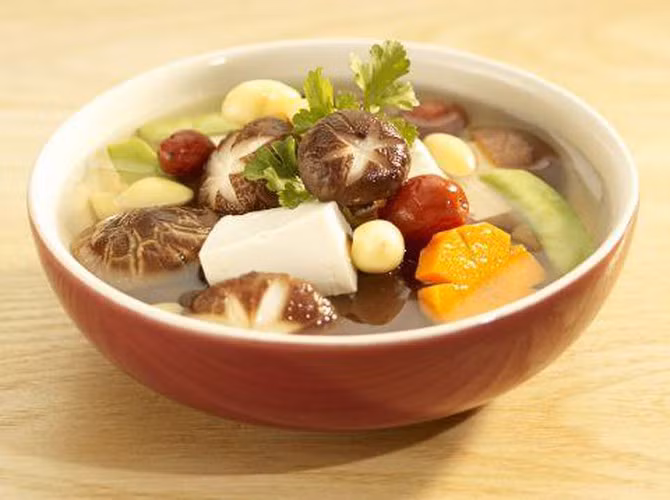 Canh nấm chay: Cách làm canh nấm chay không quá khó nhưng không phải ai cũng biết làm cho ngon và giữ được hương vị của nấm. Một số loại nấm thường dùng cho món canh nấm chay như nấm rơm, nấm hương, nấm linh chi...