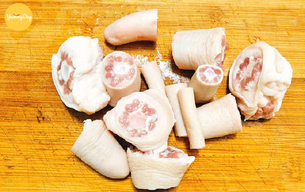 Nguyên liệu gồm: Đuôi heo, đu đủ, hạt nêm, đường, tiêu, hành lá, ngò rí. Cách sơ chế nguyên liệu: Đuôi heo chặt miếng vừa ăn, rửa sạch với muối. Cho ít muối vào nước nấu sôi, cho đuôi heo vào chần sơ. Đu đủ cắt miếng vừa ăn rửa sạch.