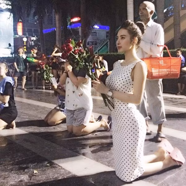 Angela Phương Trinh cũng từng làm mất lòng người hâm mộ vì mặc váy ngắn lại bó sát đi dâng hương, dâng hoa. Ảnh: Internet.